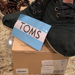 Black TOMS